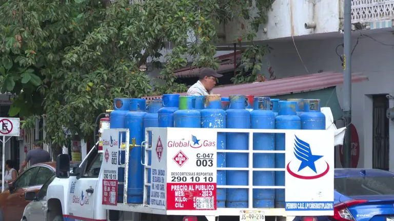Trabajador de gasera bajando tanque del camión
