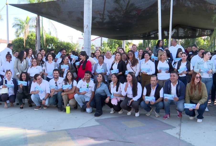 Trabajadores del Ayuntamiento recibiendo bono