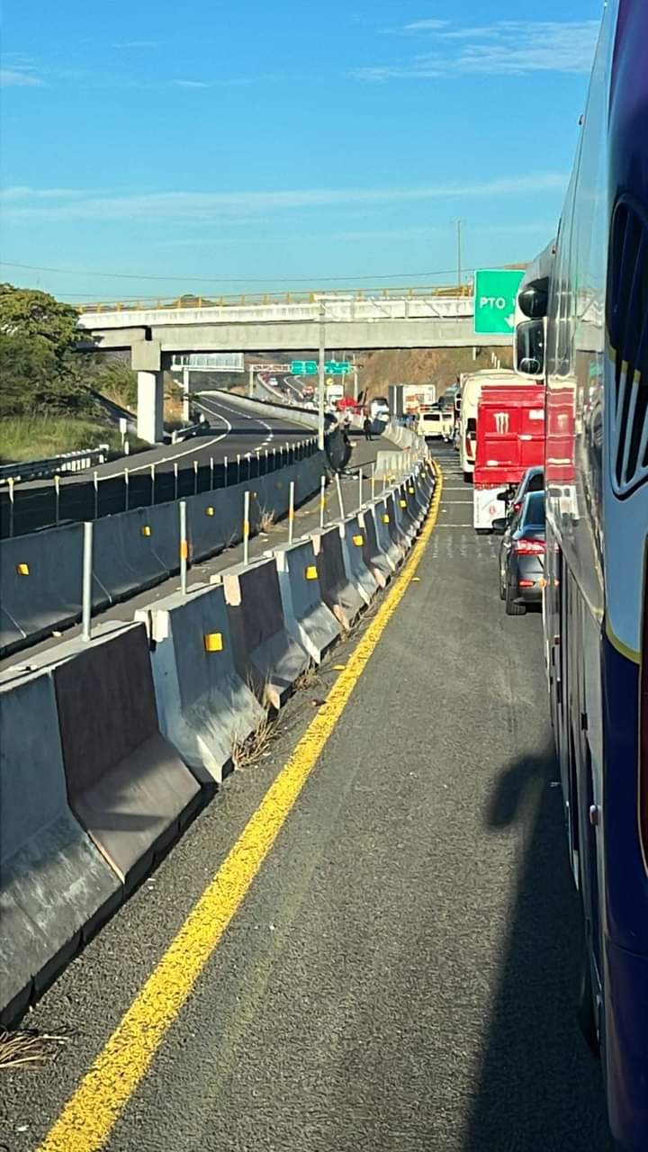 Tráfico en autopista Jala-Compostela