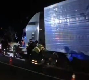 Autoridades acudieron al llamado, luego de que tráiler quedo atrapado en valla metálica