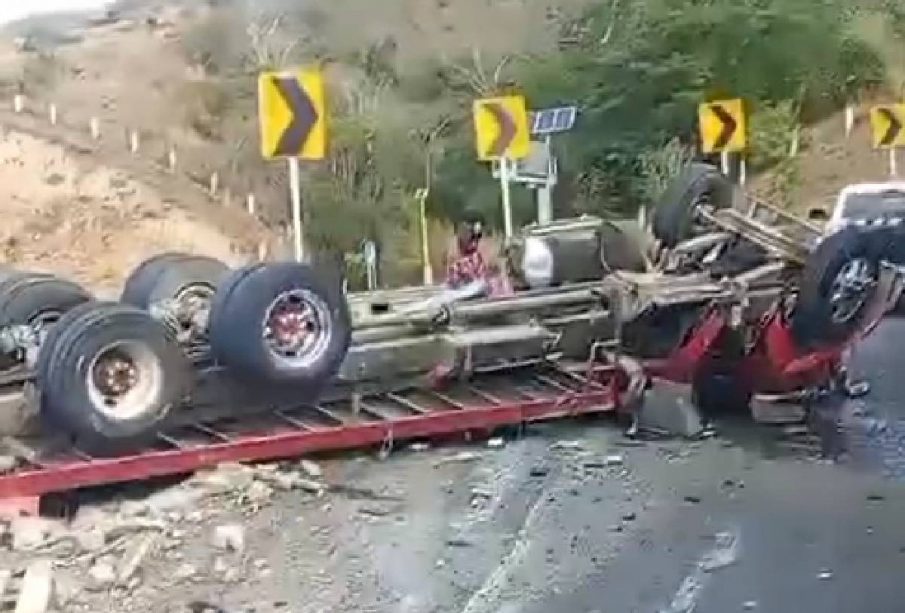 Tráiler volcado en carretera Jala-Compostela