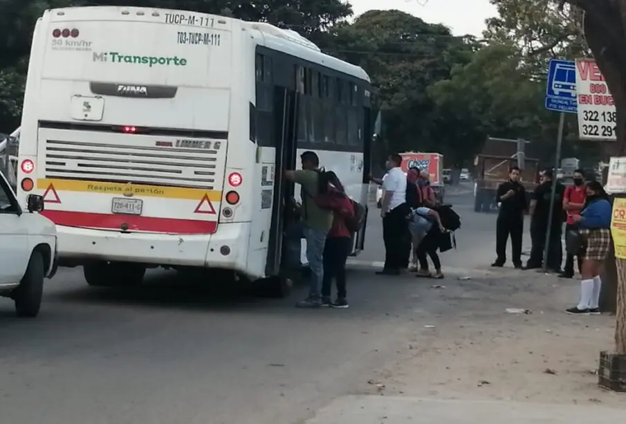 Transporte público subiendo pasaje