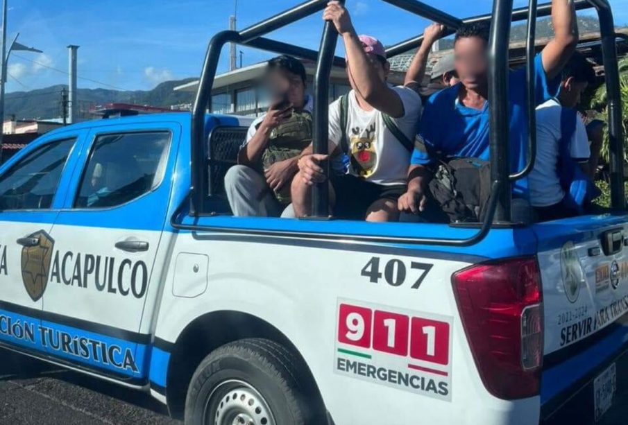 Debido a que transportistas en Acapulco para el servicio, patrullas sirvieron de transporte público.
