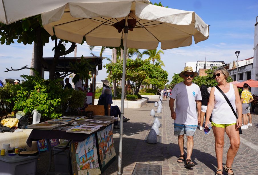 Turistas caminando en el centro de Puerto Vallarta