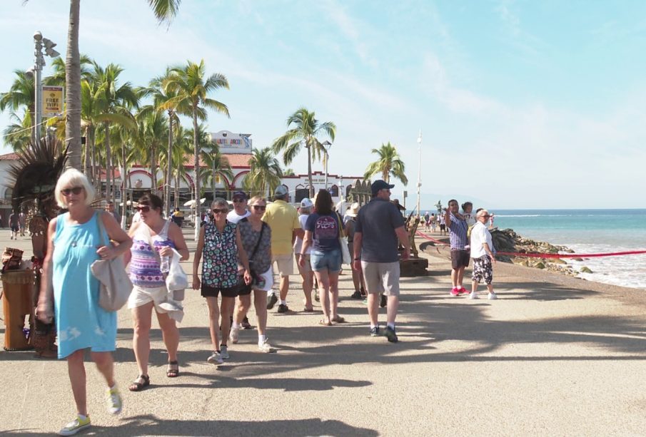 Turistas paseando en Vallarta