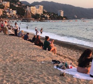 Turistas y locales en playas de Puerto Vallarta