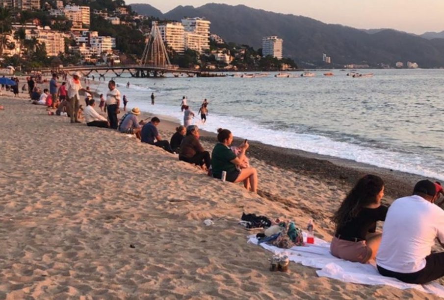 Turistas y locales en playas de Puerto Vallarta