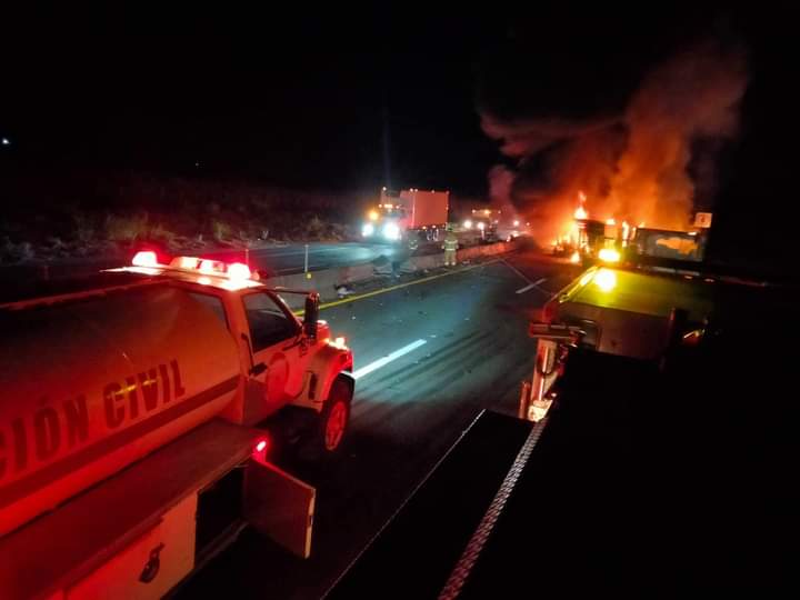 Unidades de emergencia atendiendo accidente e incendio