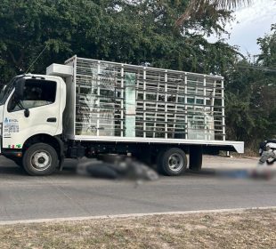 Motociclista debajo de un camión