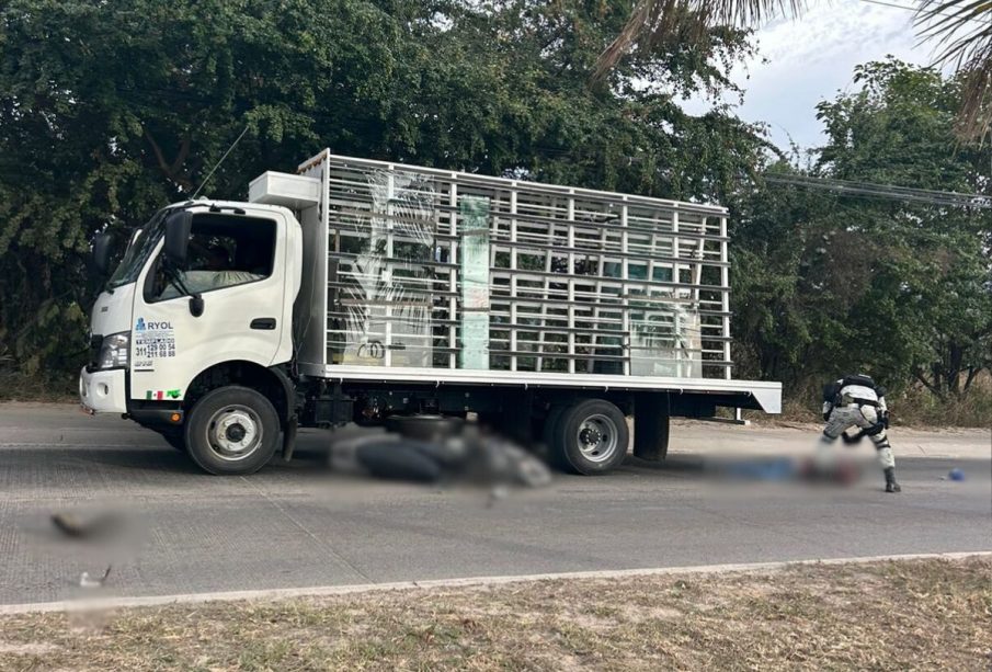 Motociclista debajo de un camión