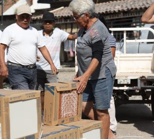 Vallartenses recibiendo pisos para su hogar