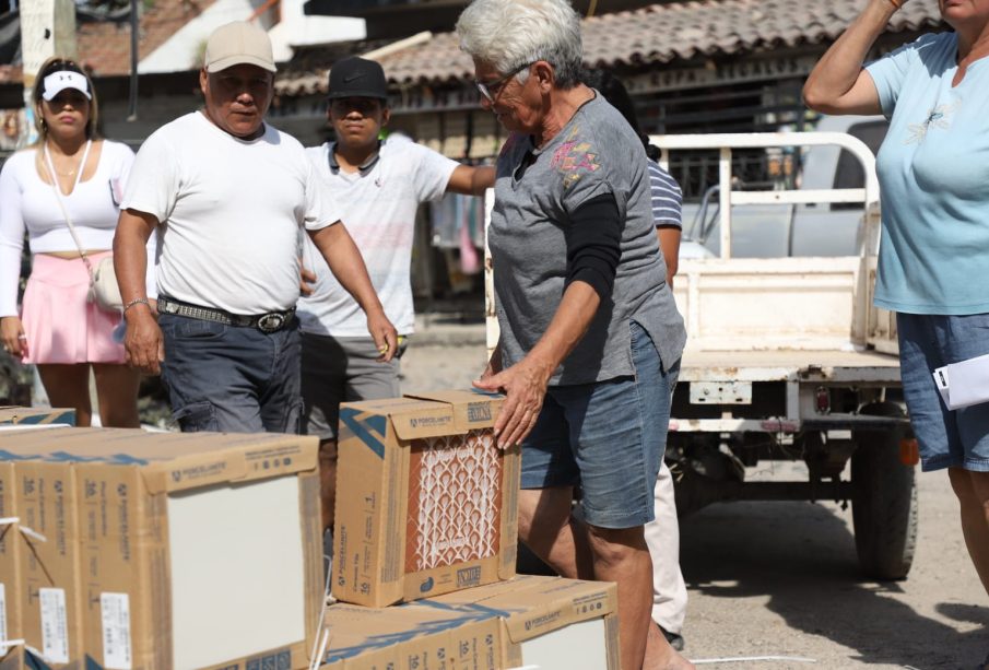 Vallartenses recibiendo pisos para su hogar