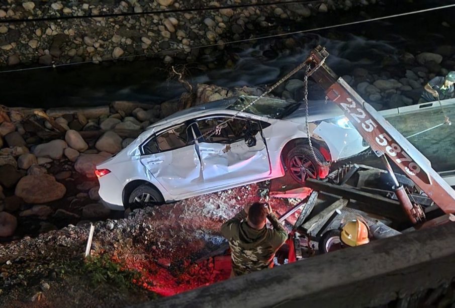 Vehículo volcado en la rivera del Cuale