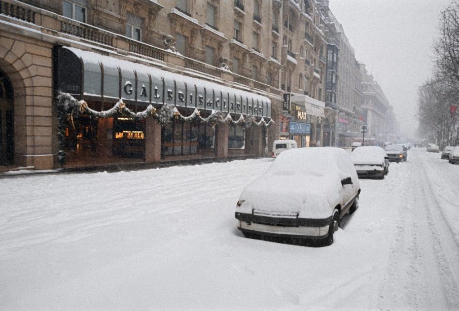 Vehículo y calle cubierta de nieve