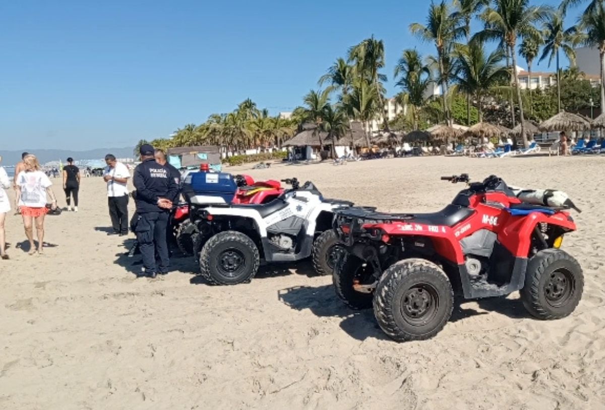 Vehículos de guardavidas en playa