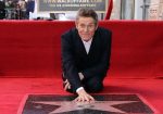 Willem Dafoe con su estrella en el Paseo de la Fama