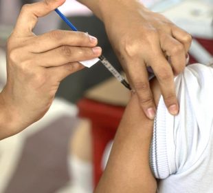 Enfermera inyectando a niño por enfermedades respiratorias