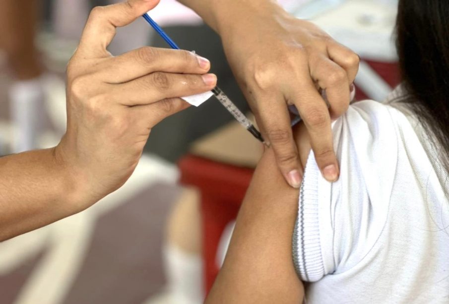 Enfermera inyectando a niño por enfermedades respiratorias