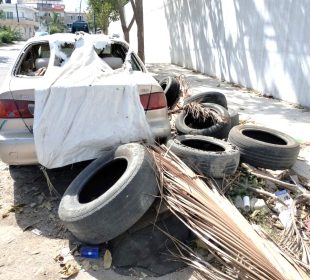 Auto abandonado en Versalles