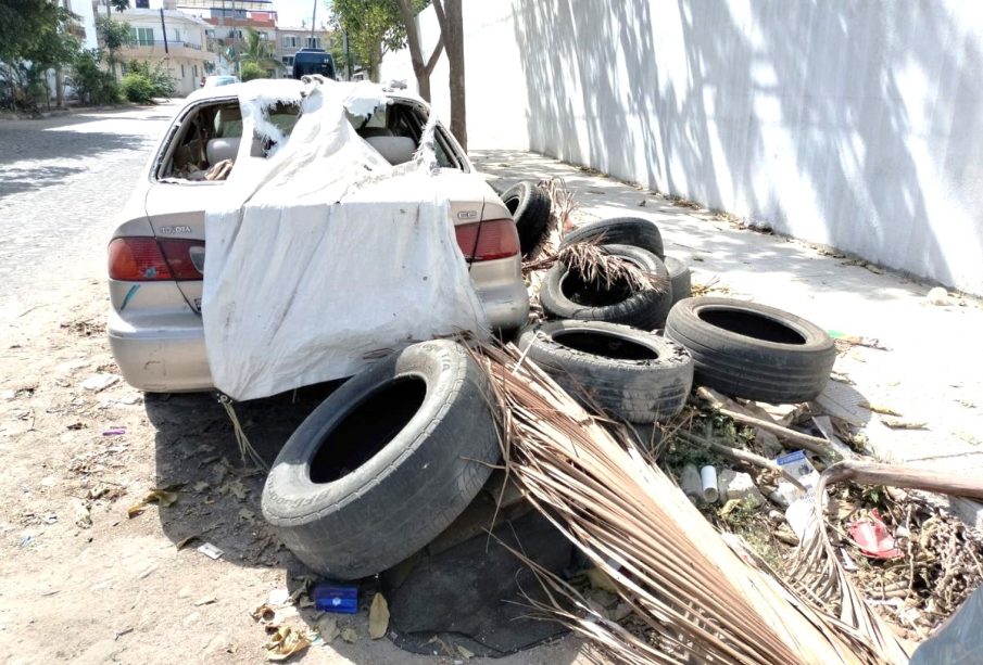 Auto abandonado en Versalles