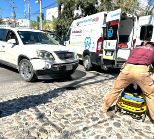 Choque entre camioneta y motociclista