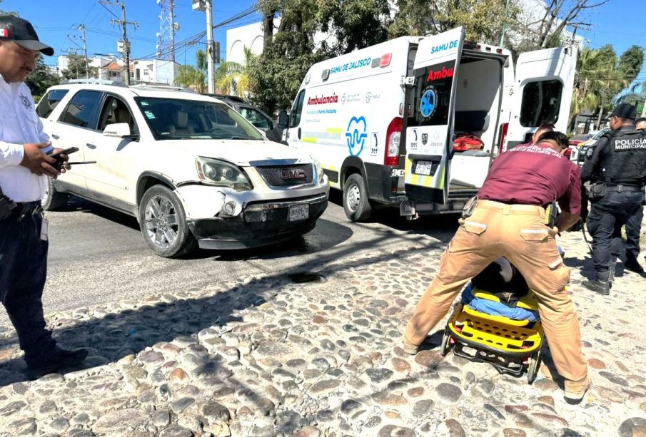 Choque entre camioneta y motociclista