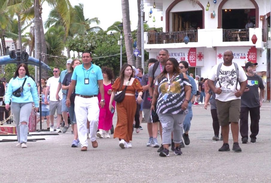 Turismo extranjero durante el invierno en el malecón de Vallarta