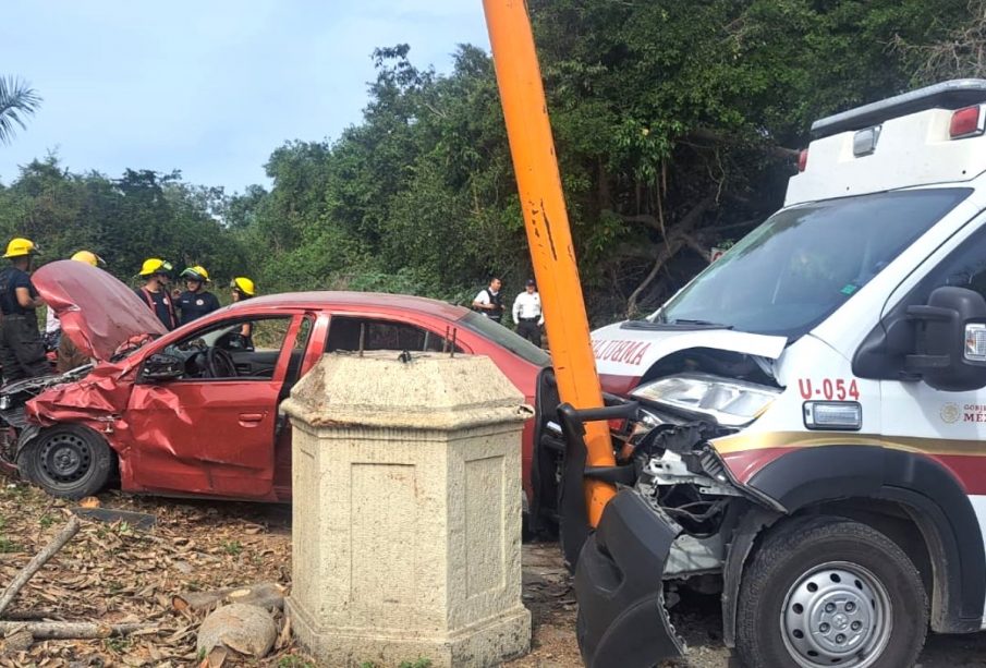 Choque entre ambulancia y auto privado