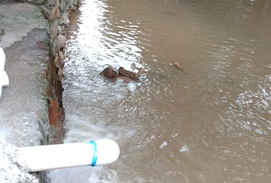 Agua sucia cae al Río Cuale