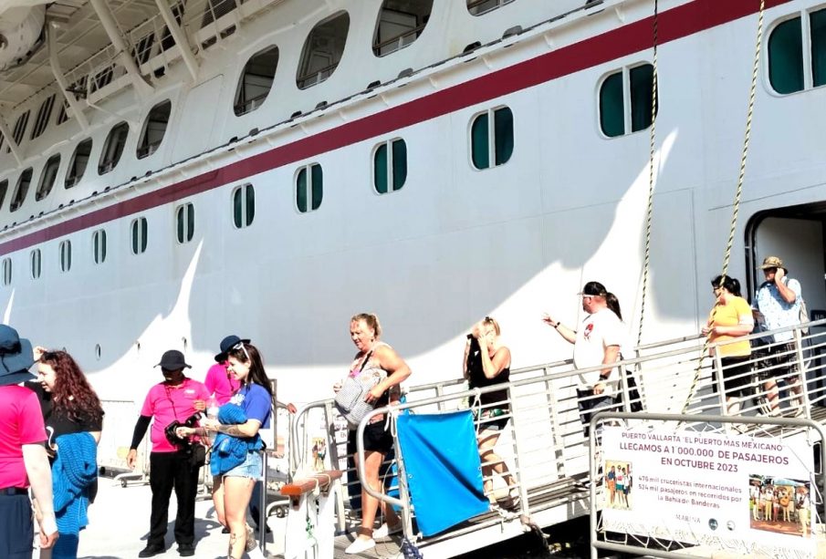 Turistas descendiendo de un crucero en Vallarta