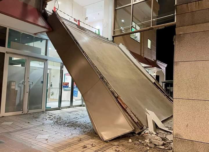 Edificio dañado por sismo