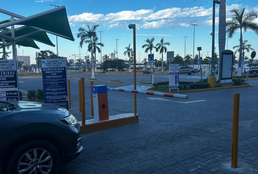 Estacionamiento de SAMS Puerto Vallarta