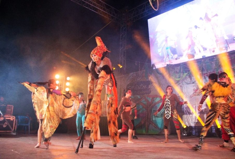 Artistas en escena en Festival de Rincón de Guayabitos