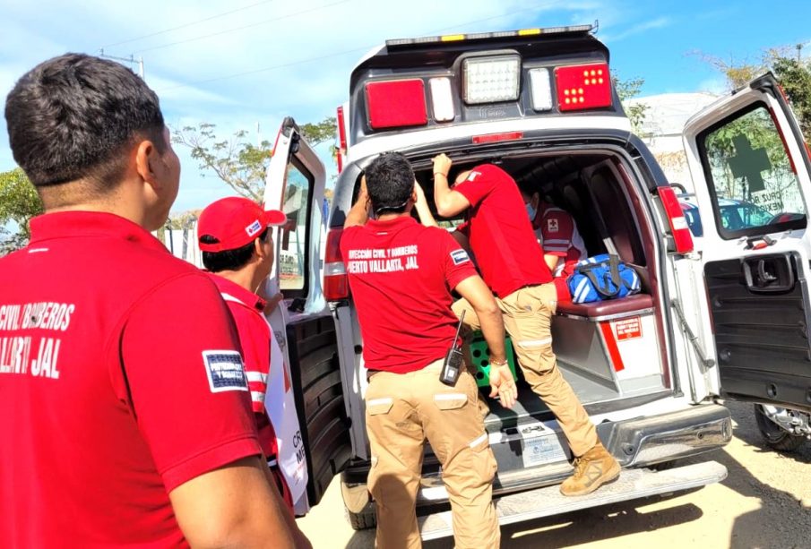 Paramédicos atienden a Joven que Derrapó en moto