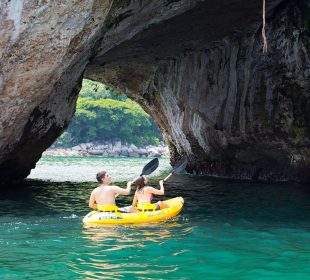 Turistas disfrutando del kayak