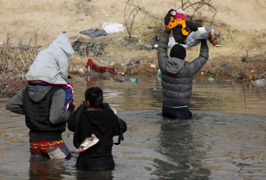 Migrantes intentan cruzar el Río Bravo