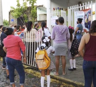 Estudiantes entrando a la escuela en Jalisco