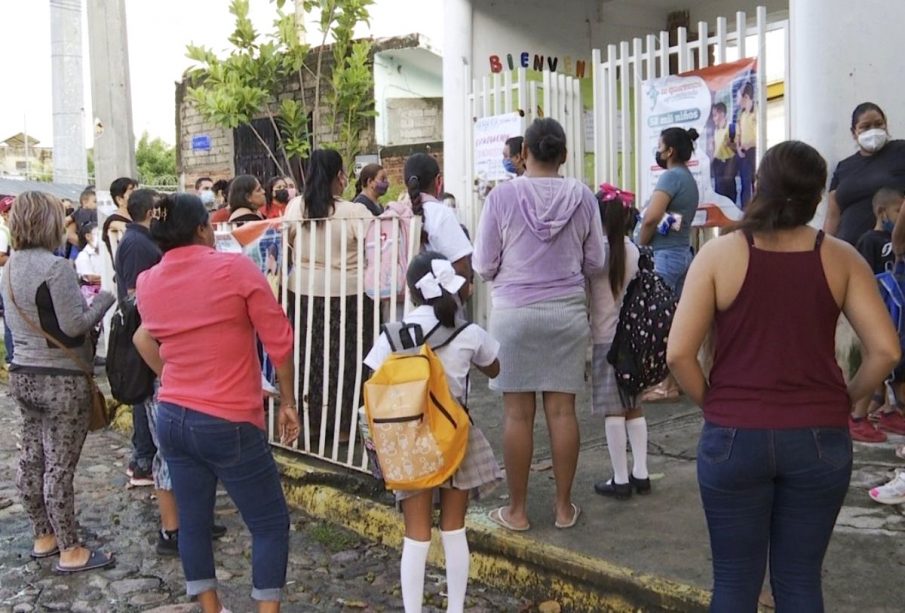 Estudiantes entrando a la escuela en Jalisco