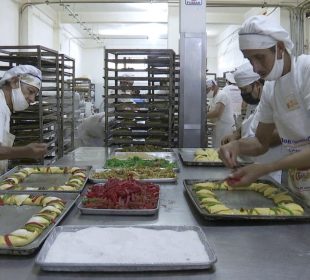 Elaboración de la tradicional rosca de reyes en Vallarta