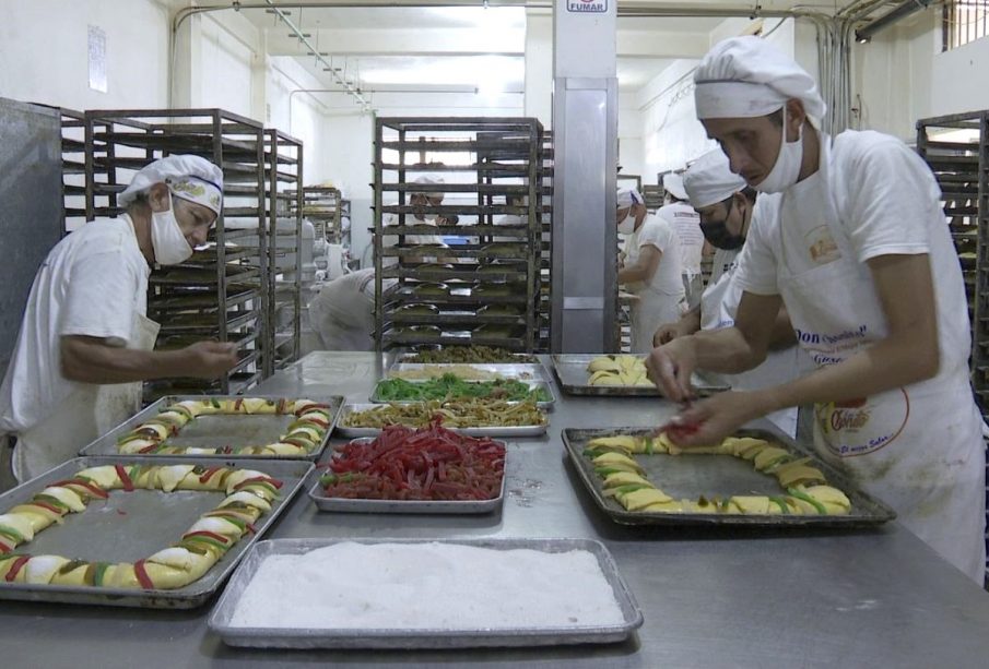 Elaboración de la tradicional rosca de reyes en Vallarta