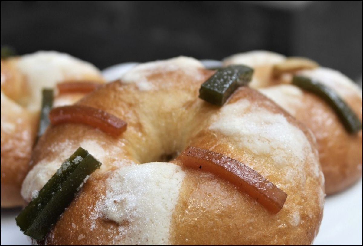 Cortan la mega rosca de reyes de torta ahogada en la ZMG