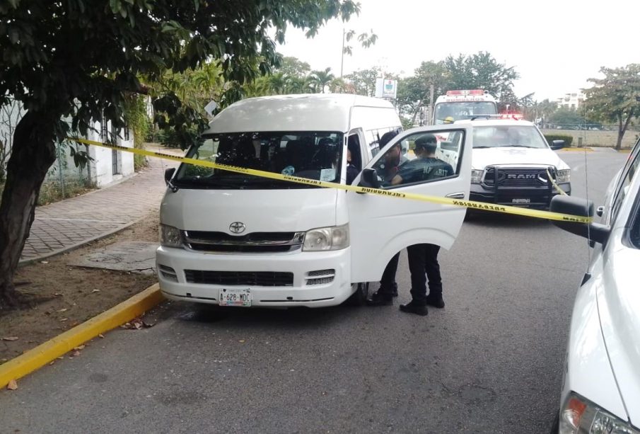 Taxista muerto es atendido por autoridades de socorro