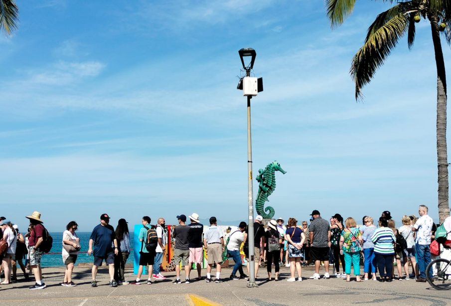 turistas en malecón de Vallarta