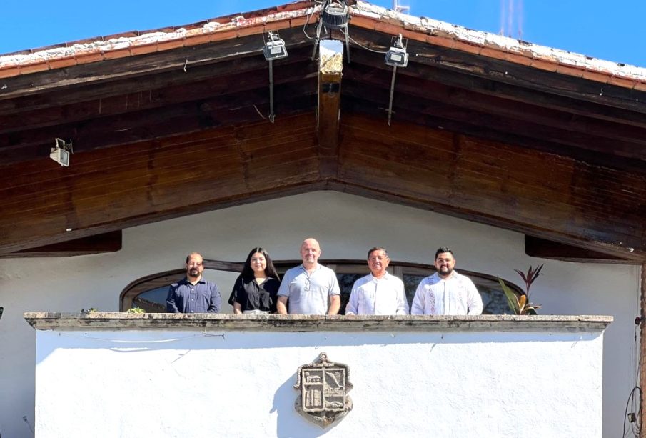 Autoridades de Puerto Vallarta y Gran Bretaña en el Palco Municipal