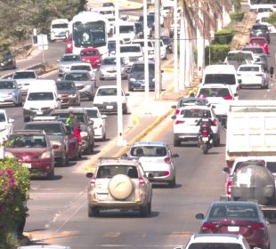 Vehículos transitando en Bahía de Banderas