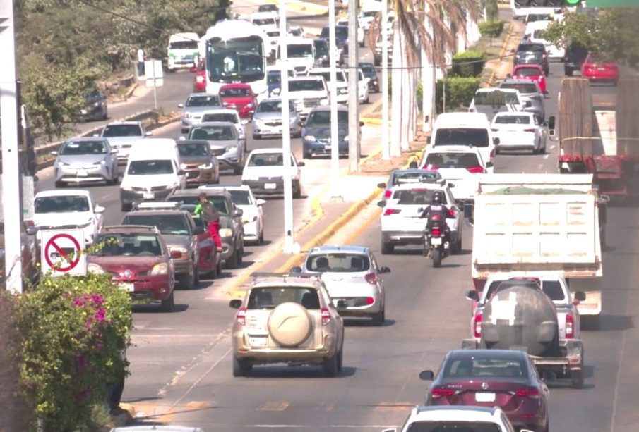 Vehículos transitando en Bahía de Banderas