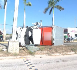 Tráiler se volcó en carretera de Mezcales