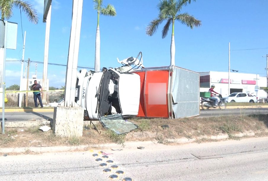 Tráiler se volcó en carretera de Mezcales