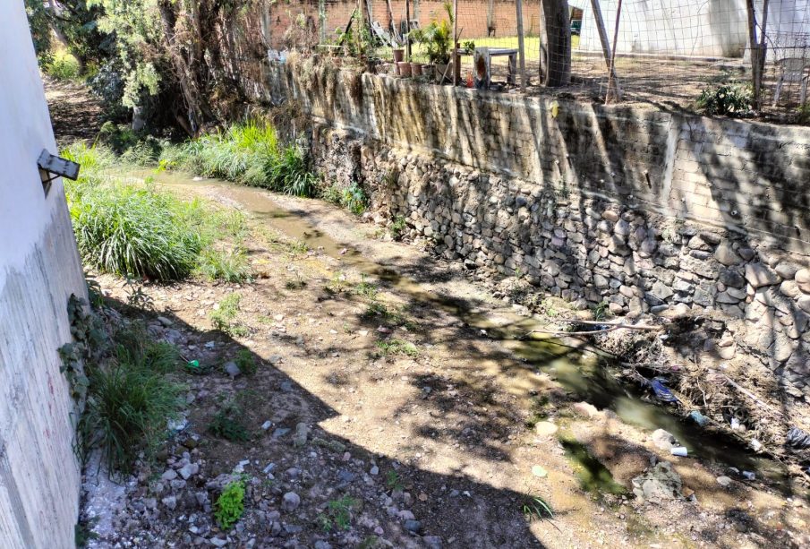 Aguas negras corriendo en arroyo La Virgen