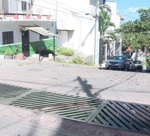 Alcantarilla rota en calle Jacaranda